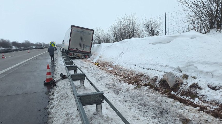 Der Lkw rutschte in den Graben.