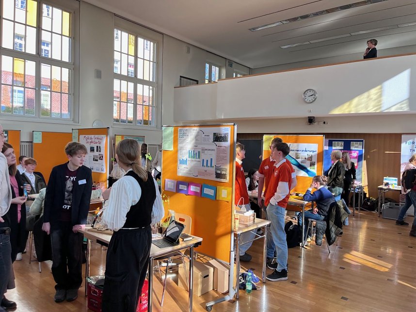 Beim Regionalentscheid "Jugend forscht" in der Mensa in der Nordh&auml;user Fachhochschule. 