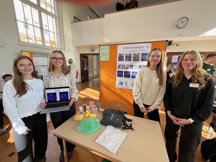 Beim Regionalentscheid "Jugend forscht" in der Mensa in der Nordh&auml;user Fachhochschule. 