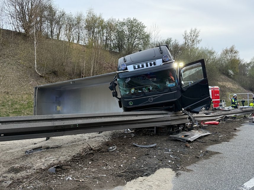 Lkw Unfall verteilt Tonnen an Sand auf der A38