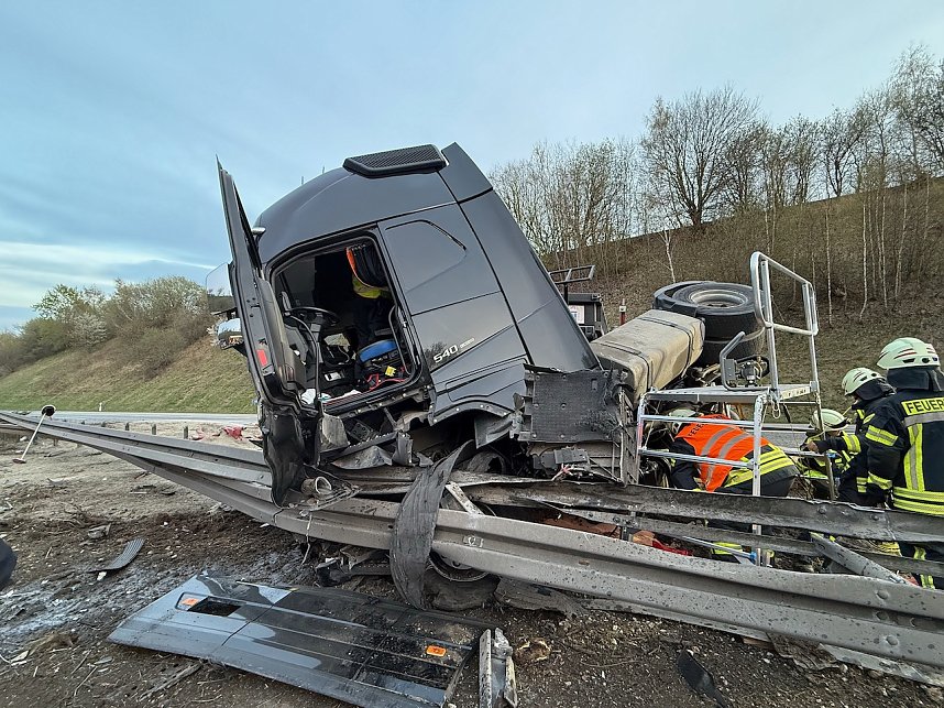 Lkw Unfall verteilt Tonnen an Sand auf der A38
