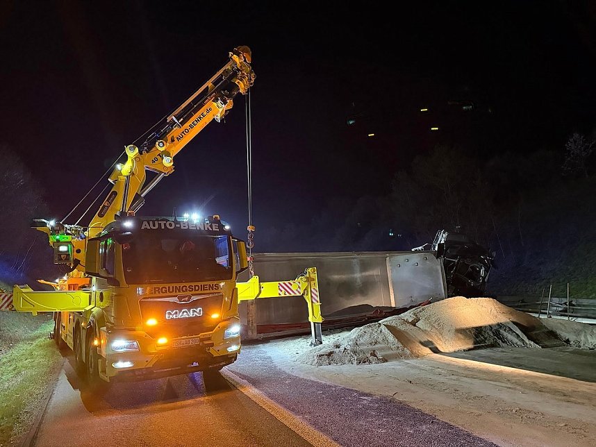 Bergungsarbeiten auf der A38