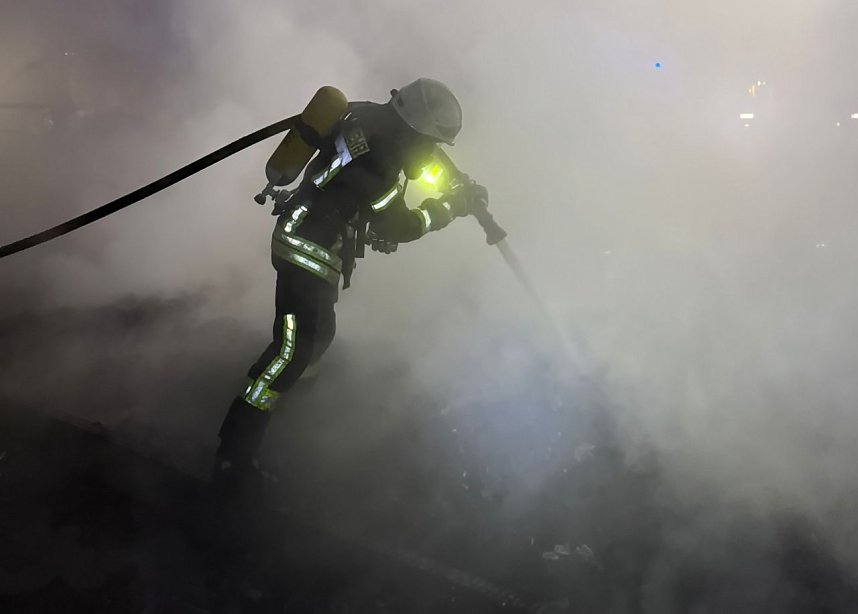 Ein Feuerwehrmann in der abgebrannten Ruinen. 