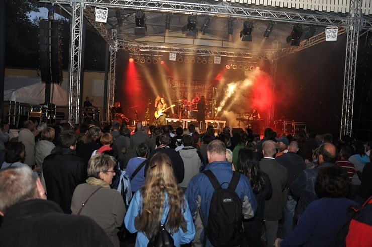 John Michae Kelly & Frau Maite Itoiz im Gehege